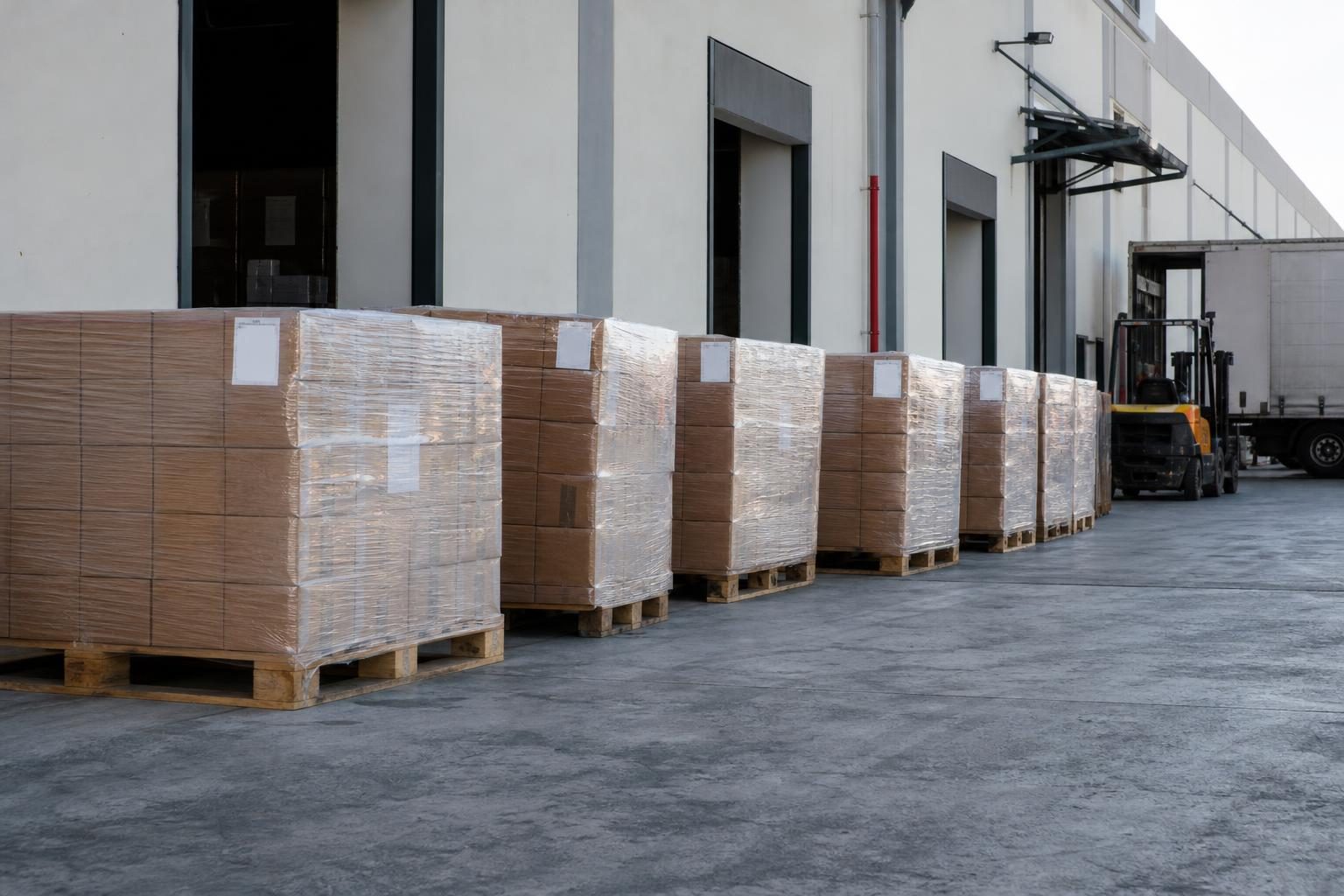 Palés filmados y etiquetados listos para su recogida en un almacén